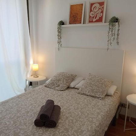 Private Rooms Near Las Ramblas 巴塞罗那 外观 照片